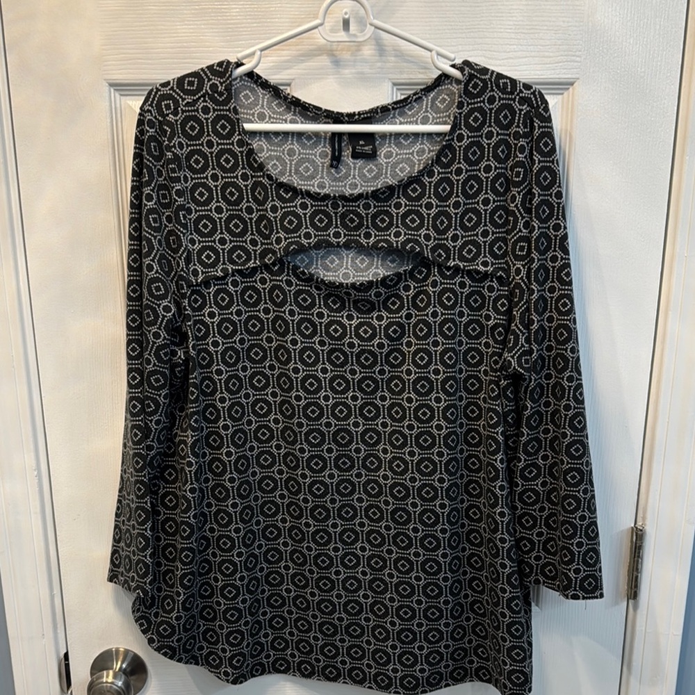 Chic Black and White Geometric Women's Top